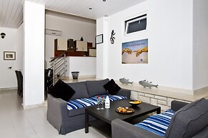 Luxury Apartment With Pool, Large Patio & sea View