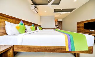 Treebo Shree Sai Suites - 2km from Mahalaxmi Temple