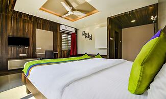 Treebo Shree Sai Suites - 2km from Mahalaxmi Temple