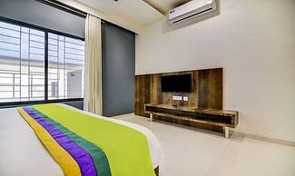 Treebo Shree Sai Suites - 2km from Mahalaxmi Temple