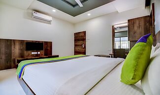 Treebo Shree Sai Suites - 2km from Mahalaxmi Temple