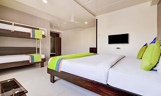 Treebo Shree Sai Suites - 2km from Mahalaxmi Temple