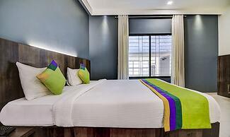 Treebo Shree Sai Suites - 2km from Mahalaxmi Temple