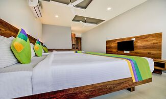 Treebo Shree Sai Suites - 2km from Mahalaxmi Temple