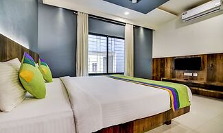 Treebo Shree Sai Suites - 2km from Mahalaxmi Temple