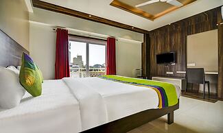 Treebo Shree Sai Suites - 2km from Mahalaxmi Temple