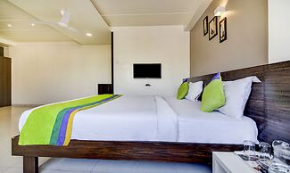 Treebo Shree Sai Suites - 2km from Mahalaxmi Temple