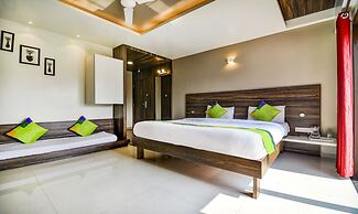 Treebo Shree Sai Suites - 2km from Mahalaxmi Temple