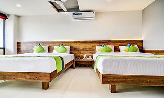 Treebo Shree Sai Suites - 2km from Mahalaxmi Temple
