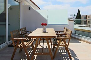 Phaedrus Living: Seaside Modern Flat Lighthouse 63