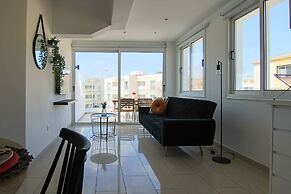 Phaedrus Living: Seaside Modern Flat Lighthouse 63