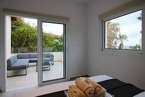 Phaedrus Living: Seaside Modern Flat Limnaria 123