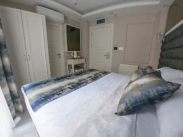 Crowned Hotel