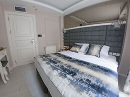 Crowned Hotel