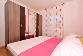 A - Large apt With big Terrace, Next to the Beach