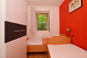 A - Large apt With big Terrace, Next to the Beach
