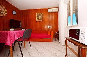 A - Large apt With big Terrace, Next to the Beach