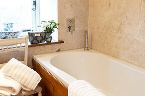 Ingleton 2-bed Cottage, Sleeps 4, Pet Ok & Parking
