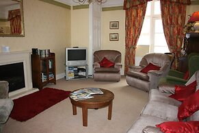 House - Sleeps 6 & Paid off Site Parking Available
