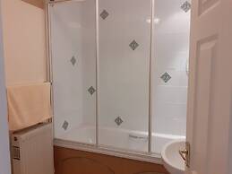 House - Sleeps 6 & Paid off Site Parking Available