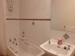 House - Sleeps 6 & Paid off Site Parking Available