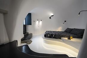 The Luna Cavern 2 with Hot Tub White