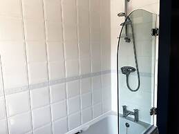 Toothbrush Apartments - 2 Bed 1 Bath Apt