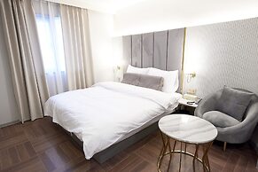 Den Basta Signature Hotel
