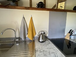 The Cow Shed - Sleeps 4, Parking & Pet Friendly
