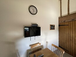 The Cow Shed - Sleeps 4, Parking & Pet Friendly