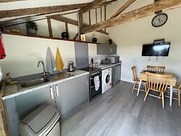 The Cow Shed - Sleeps 4, Parking & Pet Friendly