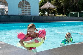 Chalet Near Antwerp With Pool Access