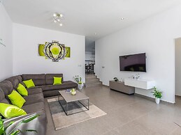 Villa in Novigrad With Private Pool