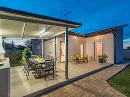 Villa in Novigrad With Private Pool