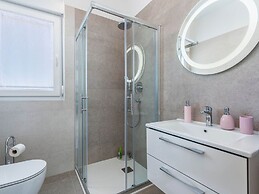 Villa in Novigrad With Private Pool