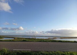 Comfy Lodge with Microwave near Markermeer