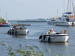 Comfy Lodge with Microwave near Markermeer