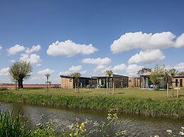 Comfy Lodge with Microwave near Markermeer