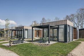 Comfy Lodge with Microwave near Markermeer