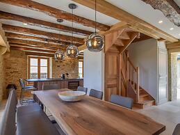 Hilltop Cottage With Pool
