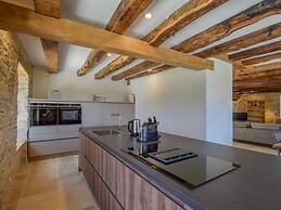 Hilltop Cottage With Pool