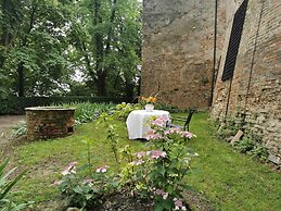 Charming Castle Stay, Robella
