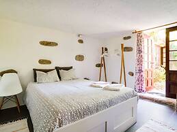 Cottage With Shared Pool