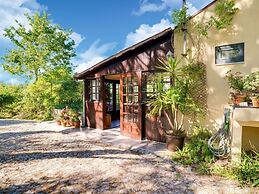 Cottage With Shared Pool