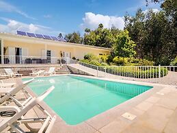 Cottage With Shared Pool