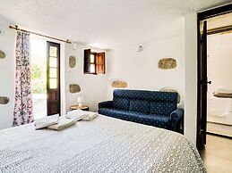 Cottage With Shared Pool