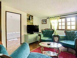 Cottage With Shared Pool
