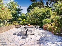 Cottage With Shared Pool