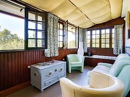Cottage With Shared Pool