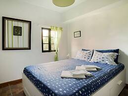 Cottage With Shared Pool